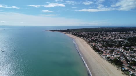 Magnificent-white-sandy-beach-at-Rivedoux-on-the-island-of-Ré-in-France,-perfect-drone-weather