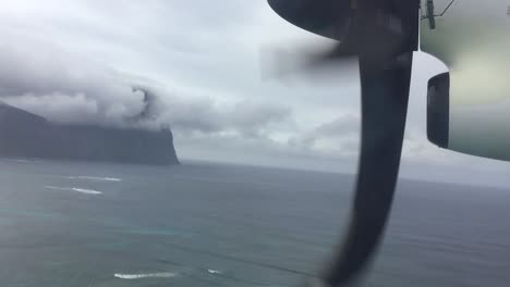 Aviones-De-Hélice-Sobrevolando-Una-Laguna-Justo-Antes-De-Aterrizar-En-Una-Isla-Del-Pacífico