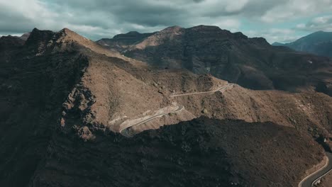 Drone-flying-through-the-mountains-of-Gran-Canaria