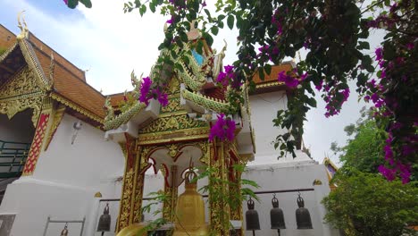 Schöne-Architektur-Im-Thailändischen-Buddhistischen-Tempel-An-Klaren-Tagen
