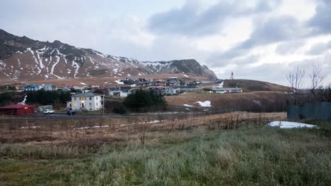 Timelapse-Sobre-Vik,-Un-Pequeño-Pueblo-En-Islandia-Con-Una-Iglesia-Icónica