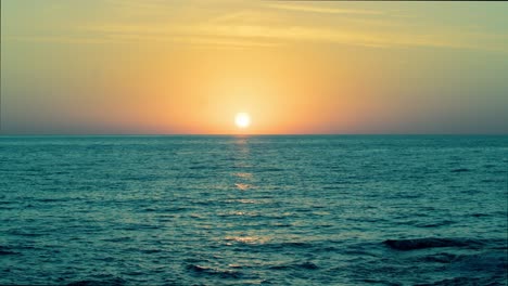 Romantischer-Sonnenuntergangshimmel-Der-Goldenen-Stunde-Und-Mittelmeerblaues-Meer-In-Zeitlupe,-Weitwinkelaufnahme