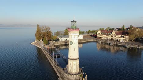Leuchtturm-Am-Hafen-Von-Lindau-Am-Bodensee,-Drohnenaufnahme