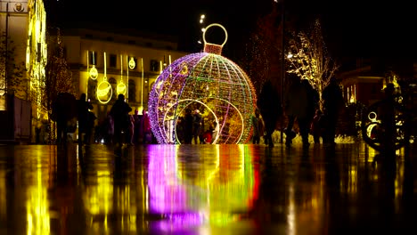 Luces-Navideñas-En-Tirana,-Gente-Disfrutando-De-La-Decoración-Festiva-En-El-Centro-De-La-Ciudad