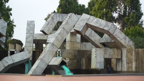 Arquitectura-De-Fuente-Abstracta-Ubicada-En-San-Francisco,-California