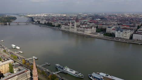 Parlamentsgebäude-Und-Donau-In-Budapest-Drohne-Anzeigen