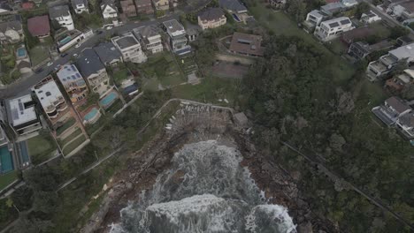 Luftaufnahme-Von-Gordon&#39;s-Bay-Entlang-Der-Küstenpromenade-Mit-Luxuriösen-Häusern-Auf-Einer-Klippe---Sydney,-NSW---Drohnenaufnahme