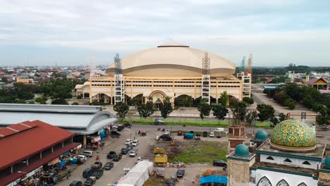 Aerial-rising-shot-from-Medan-Market,-Multipurpose-building-in-background