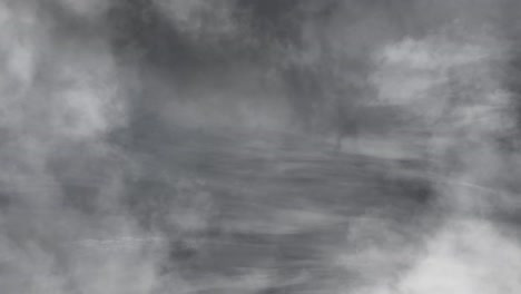 Un-Relámpago-Brilló-A-Través-De-Las-Nubes-Grises-Oscuras