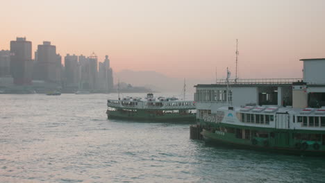 Star-Ferry-Pier-boat-returning-to-port-dock