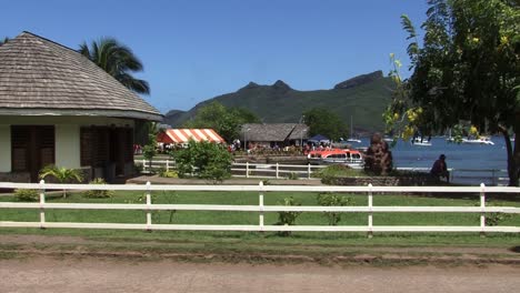 Niña-Montando-Un-Caballo-En-Nuku-Hiva,-Islas-Marquesas,-Polinesia-Francesa