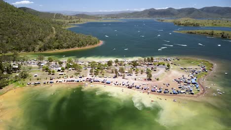 Freizeitbootfahren-Am-Lake-Somerset-In-Queensland