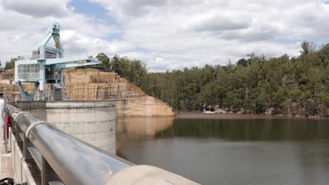Big-Crane-located-at-the-Dam-Wall-of-Warragamba-Dam-Sydney-Australia