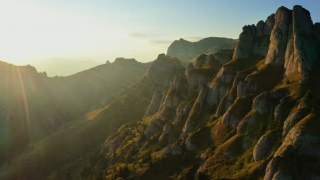 Drohnenblick-über-Den-Ciucas-Gipfel-Bei-Sonnenuntergang,-Wunderschöne-Berglandschaft-In-Rumänien