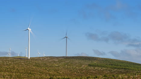 Zeitraffer-Von-Windkraftanlagen-In-Abgelegenen-Landschaftsgebieten-Tagsüber-Mit-Vorbeiziehenden-Wolken-In-Irland