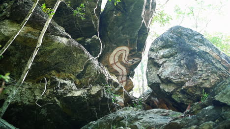 Pintura-Rupestre-Aborigen-De-Una-Serpiente-En-Mt