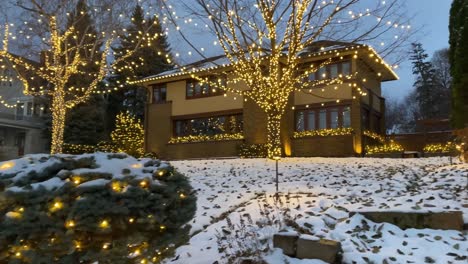Haus-Dekoriert-Für-Weihnachten,-Winterzeit-In-Minneapolis,-Minnesota