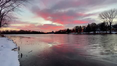 Nubes-De-Colores-Después-Del-Atardecer-Durante-El-Invierno,-En-El-Lago-De-Las-Islas-Minneapolis-Minnesota