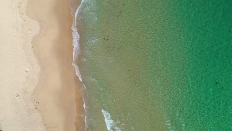 Aerial:-top-down-shot-of-tropical-summer-seaside-beach,-turquoise-sea-waves
