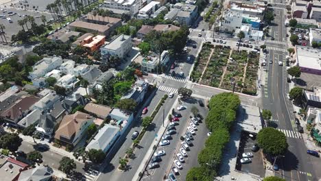 Luftbild-über-Der-Innenstadt-Von-Los-Angeles,-Kalifornien,-Kippen-Sie-Nach-Oben,-Um-Die-Strandlandschaft-Zu-Enthüllen