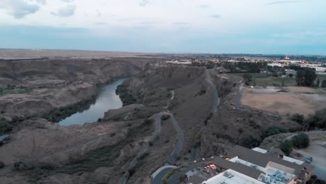 Slow-aerial-panoramic-view-of-the-Snake-River-Canyon-in-Twin-Falls,-Idaho-at-dusk