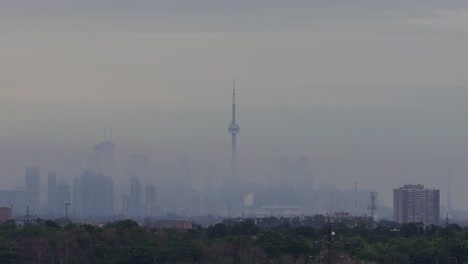 Horizonte-De-Toronto-Envuelto-Por-Niebla-Gris.-Lapso-De-Tiempo