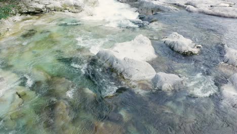 Wunderbarer-Serio-fluss-Mit-Seinem-Kristallklaren-Grünen-Wasser,-Bergamo,-Seriana-tal,-Italien