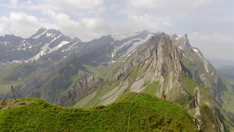Ein-Mann-In-Einer-Roten-Jacke-Geht-Am-Rand-Einer-Bergklippe-Spazieren