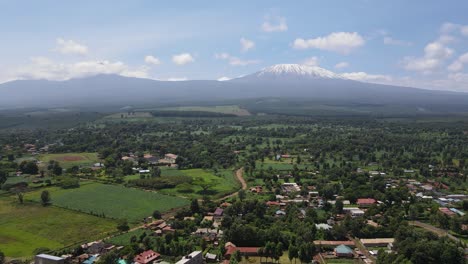 Malerischer-Blick-Auf-Den-Kilimandscharo,-Wie-Er-Tagsüber-In-Der-Ländlichen-Stadt-Loitokitok-In-Kenia-Zu-Sehen-Ist---Drohnenaufnahme-Aus-Der-Luft