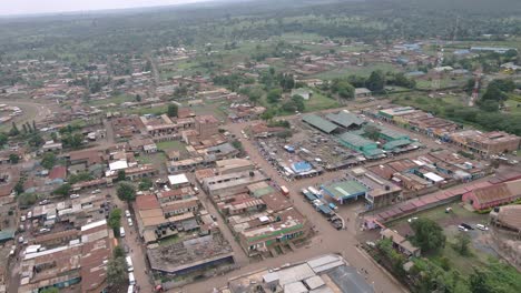 Vista-De-Las-Estructuras-Y-Establecimientos-En-La-Ciudad-Rural-De-Loitokitok,-Kenia---Toma-Aérea-De-Drones