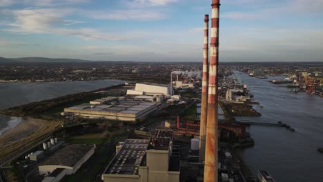 Poolbeg-Kraftwerk-Am-Hafen-Von-Dublin-In-Dublin,-Irland---Luftdrohne