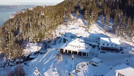 Luftrückblick-über-Den-Schneebedeckten-Floyen---Winterlandschaft-Bergen