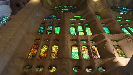 Schwenken-Sie-Das-Morgendliche-Fleckglasfenster-In-Der-Kirche-La-Sagrada-Familia,-Barcelona
