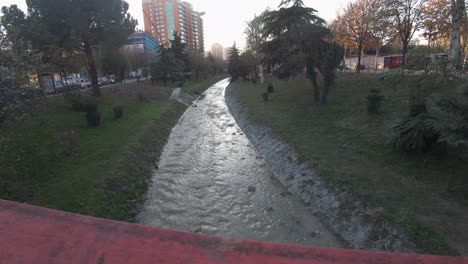 Wasserfluss-In-Tirana,-Der-Hauptstadt-Albaniens
