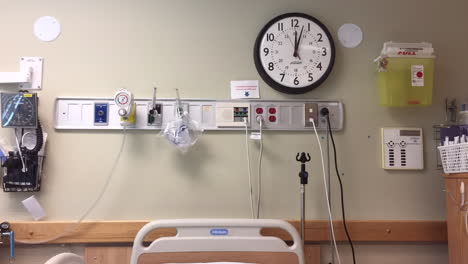 Time-lapse-of-wall-clock-in-empty-hospital-room,-static-shot