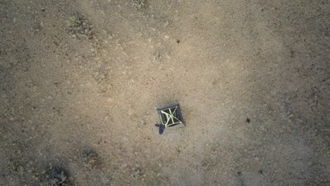 Von-Oben-Nach-Unten-Aufsteigende-Luftaufnahme-Eines-Einsamen-Zeltes-Mitten-In-Der-Wüste-Von-Texas