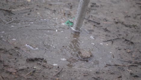 Regenwasser,-Das-In-Zeitlupe-In-Schlammpfützen-Erdspieße-Fällt