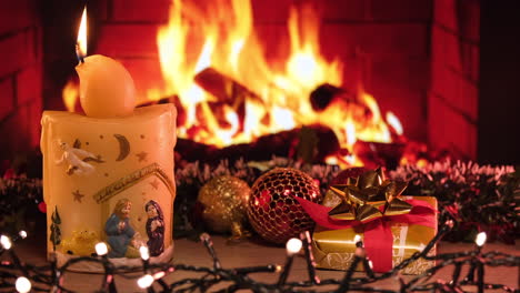 Weihnachtskamin-Im-Wohnzimmer-Mit-Kerzendekoration-Und-Lichtern