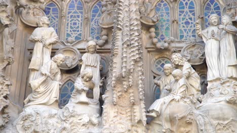 Handheld-shot-of-the-statues-at-La-Sagrada-Familia