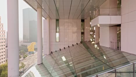 Luftdrohne-über-Mexikanischem-Architekturgebäude-Glasfassade,-Sockelbewegung