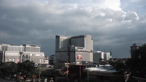 Dramatische-Stadtansicht-Während-Des-Tropischen-Monsunsturms-Mit-Regenwolken,-Die-Die-Malacca-stadt-übersehen