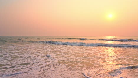Kleine-Meereswellen-An-Einem-Sandstrand-Bei-Sonnenuntergang
