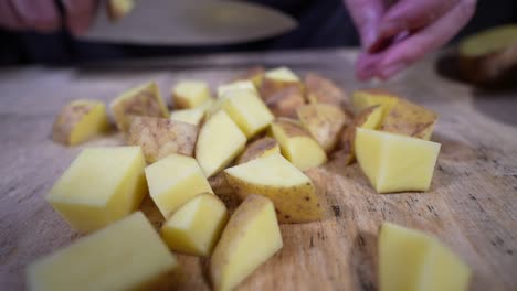 Kartoffeln-Mit-Einem-Messer-In-Zeitlupe-Schieben