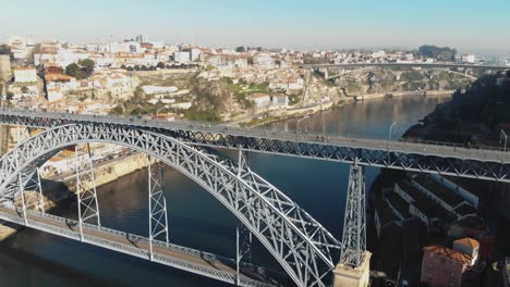 Dom-Luis-I-Bridge,-Puente-De-Arco-De-Metal-De-Dos-Pisos-Sobre-El-Río-Duero,-Porto,-Portugal