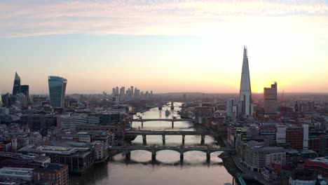 Cinematic-Dolly-Forward-Luftdrohnenaufnahme-Des-Sonnenaufgangs-über-Der-Themse-Und-Im-Zentrum-Von-London