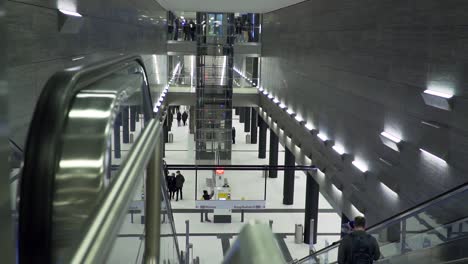 Cámara-Lenta-De-La-Estación-De-Tren-Subterráneo-Futurista-En-Diseño-Moderno