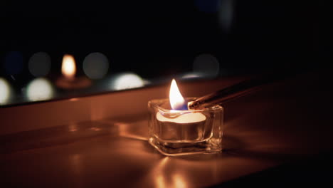 Anzünden-Einer-Kerzenlampe-Während-Des-Diwali-Festes-In-Der-Nacht