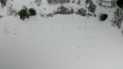 Luftaufstieg-über-Schneebedeckte-Docks,-Die-Im-Eis-Eingefroren-Sind