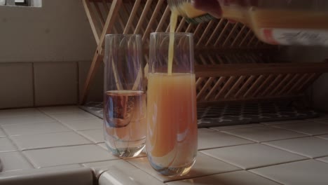 Orangensaft-Wird-Zum-Frühstück-In-Prickelnden-Rosé-Gegossen-Mimosen-In-Stiellosen-Weingläsern