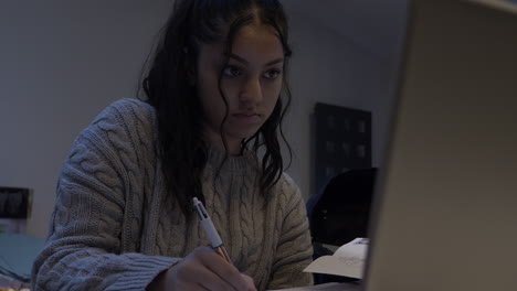 Porträt-Einer-Teenager-Studentin,-Die-Hausaufgaben-Mit-Laptop-Macht